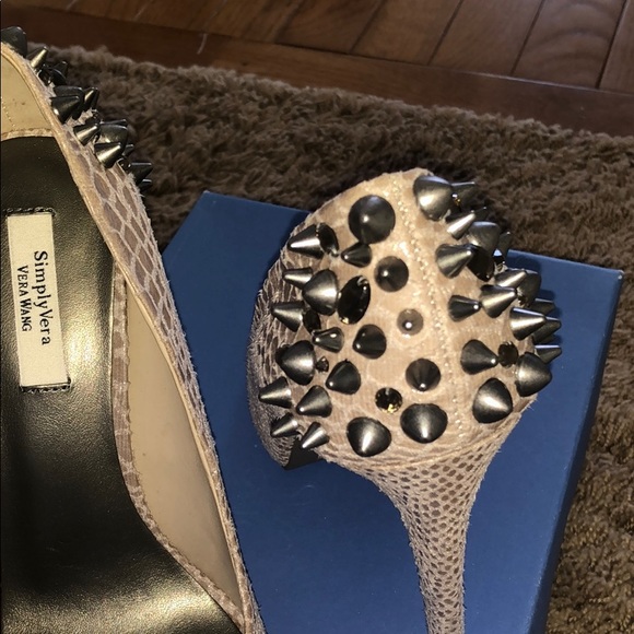 Heels - Picture 4 of 4